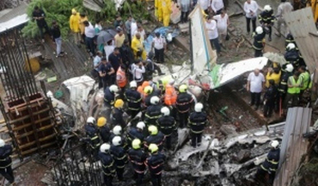 Avião de pequeno porte cai em canteiro de obras e deixa mortos na Índia