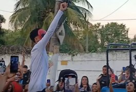 Oruam deixa a prisão no RJ utilizando máscara do Homem-Aranha