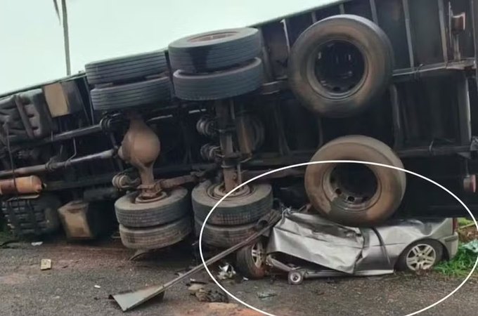 Caminhão tomba em cima de carro, e quatro homens morrem em rodovia