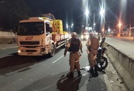 Condutor de motocicleta cruza rodovia e é atingido por caminhão de bebidas, em Arapiraca