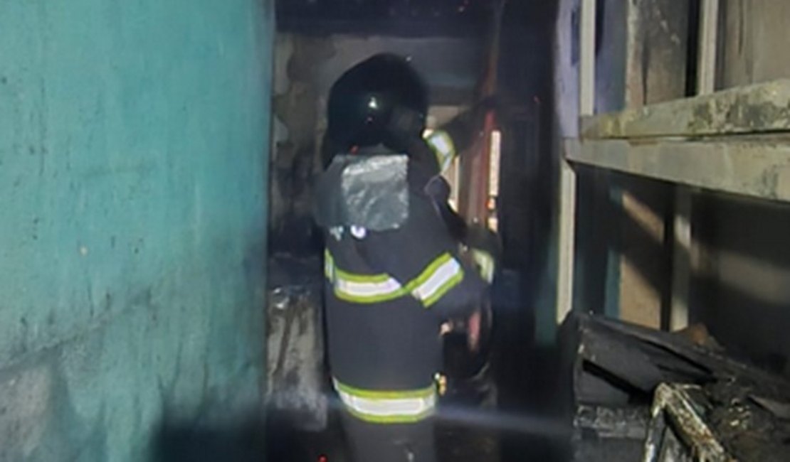Incêndio destrói três cômodos e telhado de residência em São José da Laje