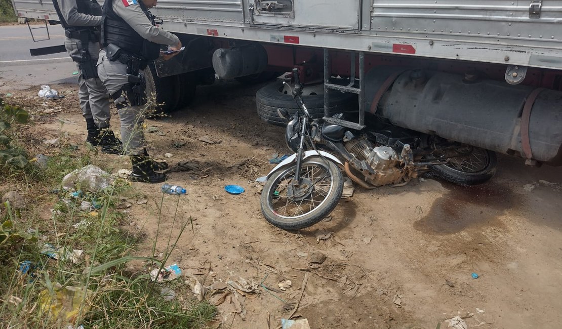 Vídeo. Motociclista sofre apenas escoriações após ficar embaixo de caminhão, em Arapiraca