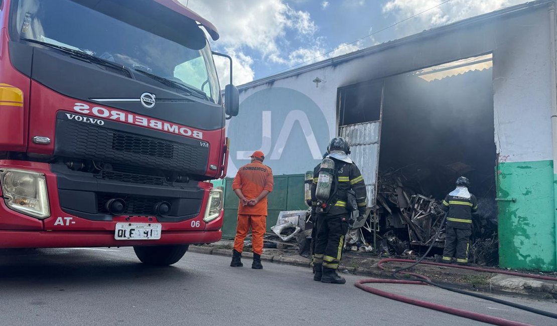 Estabelecimento que comercializa sucata pega fogo em Arapiraca