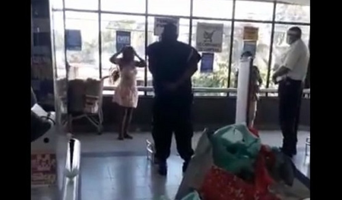 VÍDEO. Barrada em supermercado, mulher tira a calcinha e usa como máscara no rosto