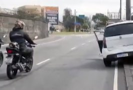 VÍDEO. Caminhão ‘arrasta’ carro em briga de trânsito na Zona Norte do Rio