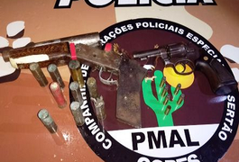 Dupla é presa com suspeita de tráfico de drogas e porte ilegal de arma