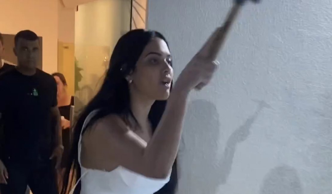 Vídeo. Após acusar Babal Guimarães de jogar coisas do filho, Emily Garcia invade residência dele em Penedo