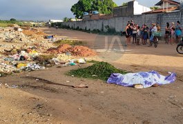 Corpo de jovem é encontrado em terreno, com perfuração na testa, no bairro Planalto, em Arapiraca