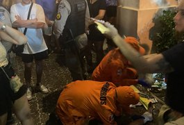 Vídeo. Homem sobe em poste, cai e sofre fratura exposta ﻿nas prévias do Jaraguá Folia