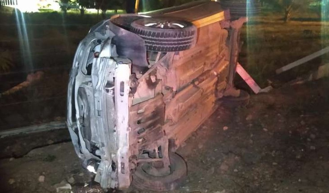 Condutor perde o controle de veículo, colide em muro e capota na zona rural de Olho D'Água das Flores