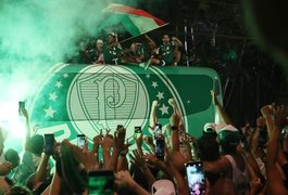 Após conquista da Libertadores, Palmeiras é recebido pela torcida com corredor verde, em SP