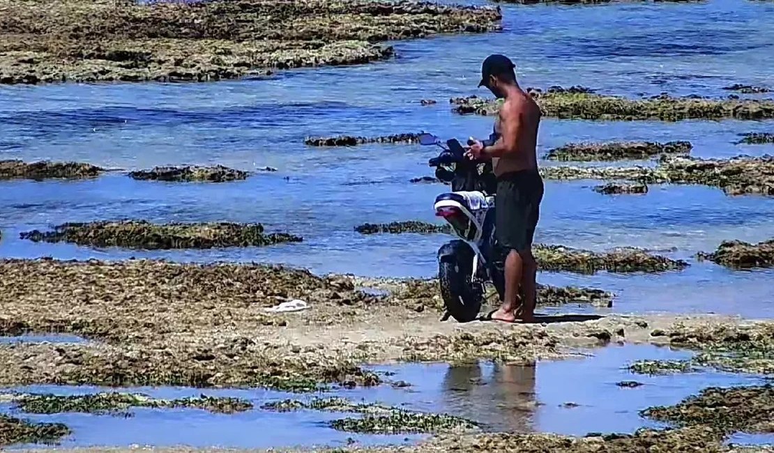 Homem é detido após ser flagrado com moto elétrica sobre corais na Ponta Verde, em Maceió