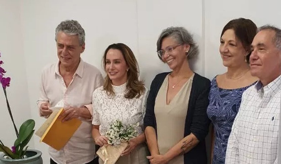 Chico Buarque e Carol Proner se casam no Rio de Janeiro