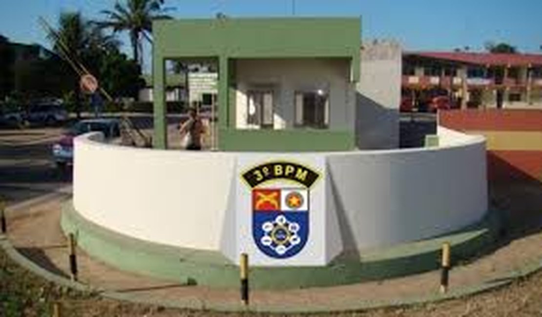 Dupla com arma de fogo assalta mulher e leva bolsa com documentos