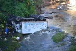 Motorista perde o controle e caminhão acaba caindo de ponte na BR 101