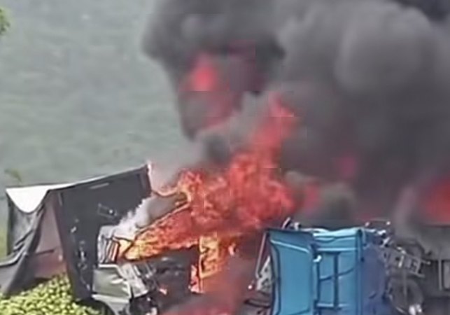 Carreta tomba, pega fogo e interdita totalmente trecho da BR-101 em Joaquim Gomes