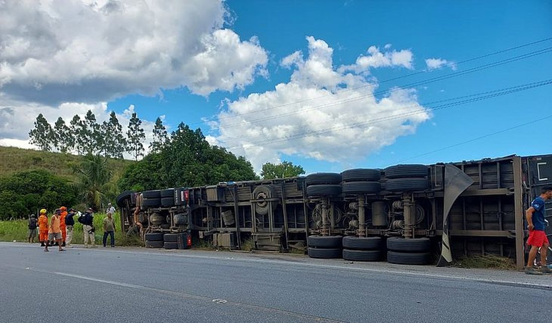 Homem fica ferido e é socorrido após acidente com carreta em rodovia do interior de Alagoas