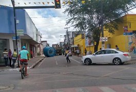 Caixa d’água cai de caminhão e deixa trânsito lento na Rua São Francisco