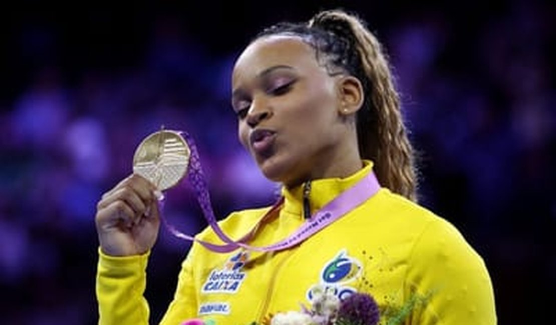 Brasileira Rebeca Andrade supera Simone Biles e é ouro no mundial de ginástica artística