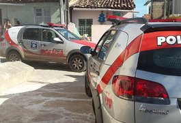 Operação cumpre mandados contra o tráfico de drogas em áreas escolares.
