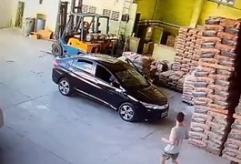 Vídeo. Pilha com sacos de cimento desaba em cima de carro estacionado em distribuidora