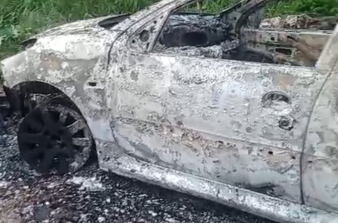 Carro é encontrado carbonizado em estrada vicinal, perto do viaduto da AL 220, em Arapiraca
