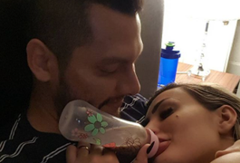 Andressa Urach toma mamadeira no colo do marido em foto e web reage
