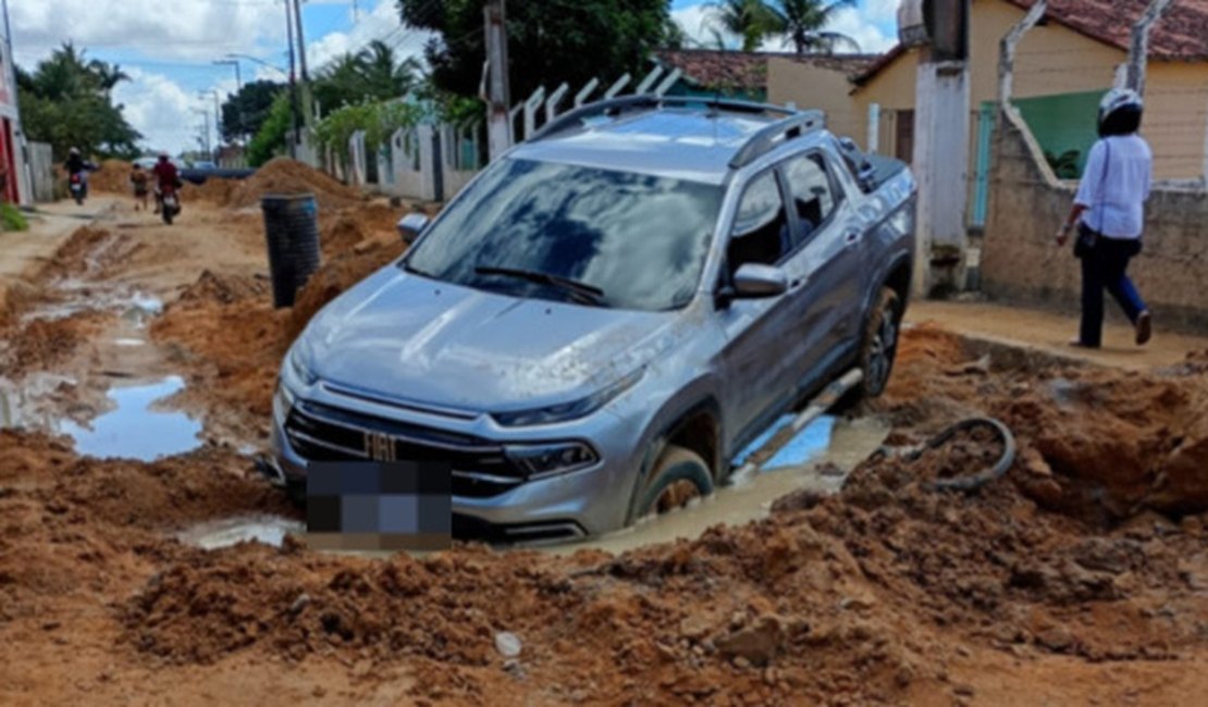 Motorista tenta passar por via em obras e picape fica presa em buraco, no bairro Massaranduba