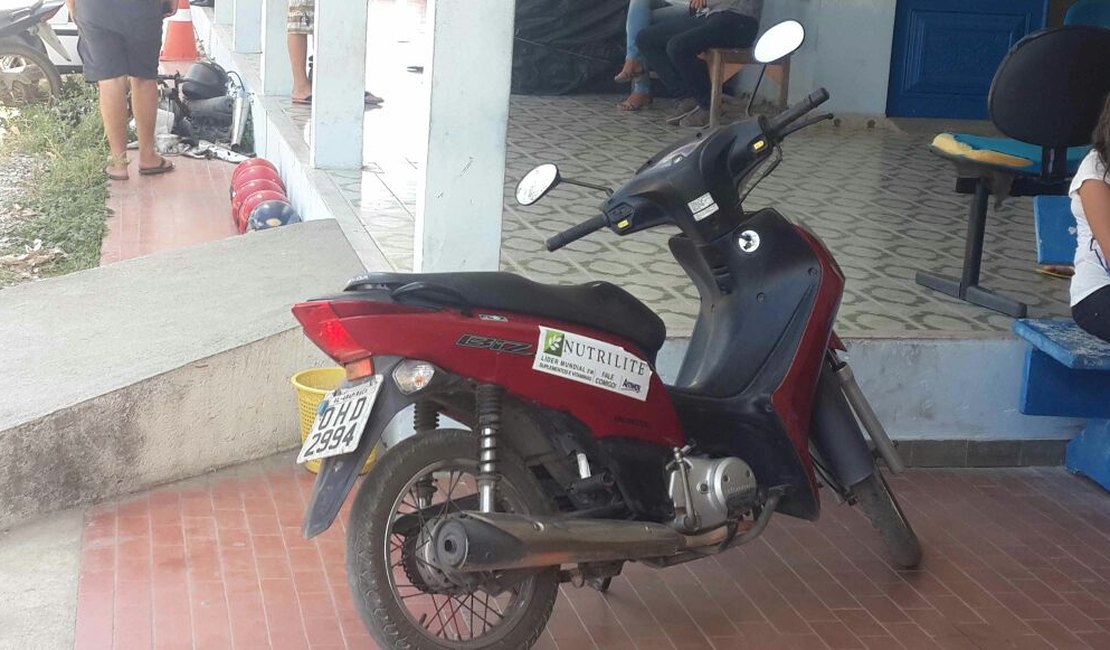 Mulher com criança é agredida por criminosos e tem moto roubada, em Arapiraca