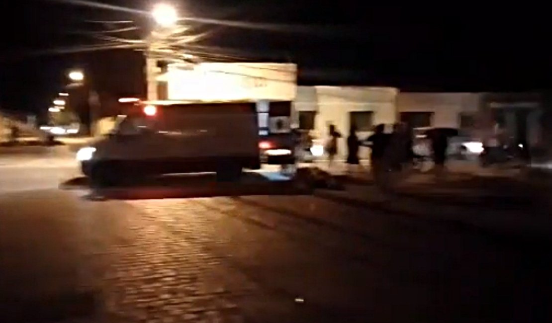 Vídeo. Casal fica ferido após ser atingido por carro de passeio em Arapiraca