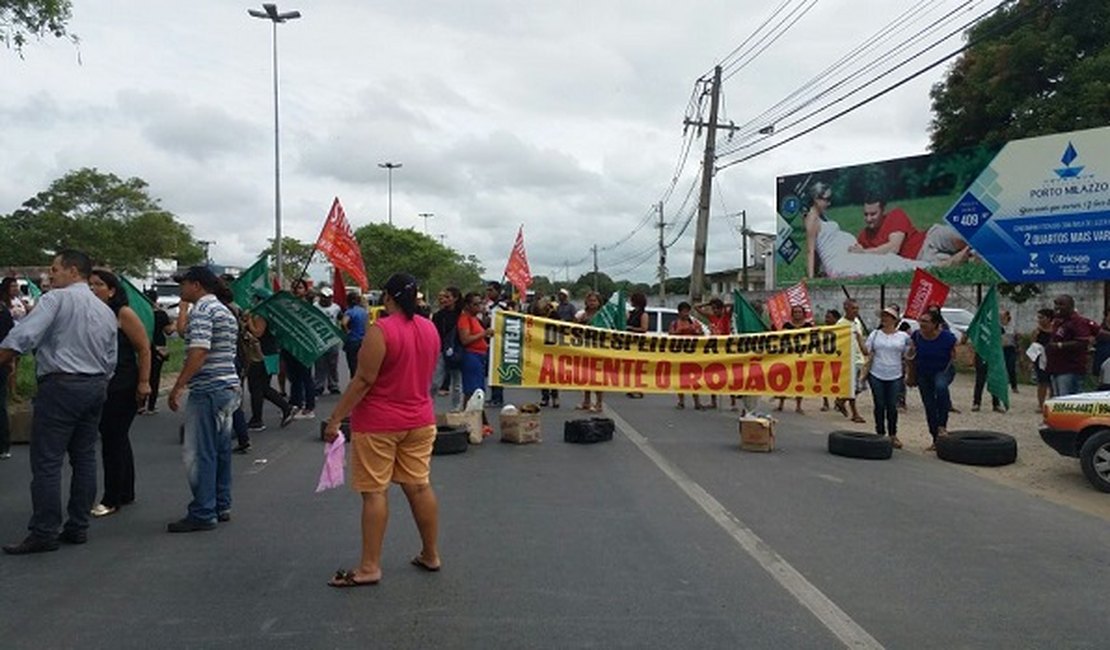 Servidores públicos de Rio Largo liberam a BR-104 após agendamento de reunião