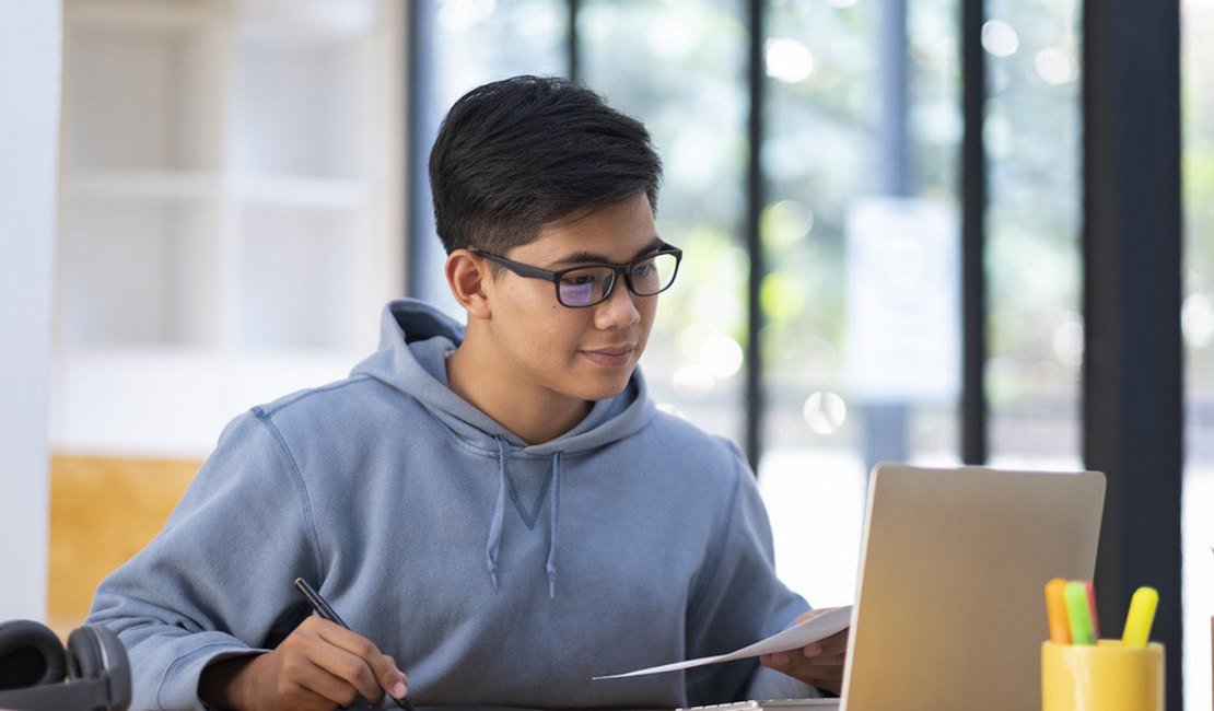 Tiago Abravanel, no BBB22, questiona o que é Fies e recebe críticas na internet