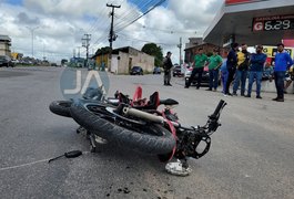 Carro e motocicleta colidem no Trevo da Igrejinha e condutor fica ferido, em Arapiraca