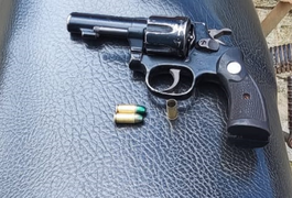 Homem é flagrado com arma de fogo na cintura em residencial de Arapiraca