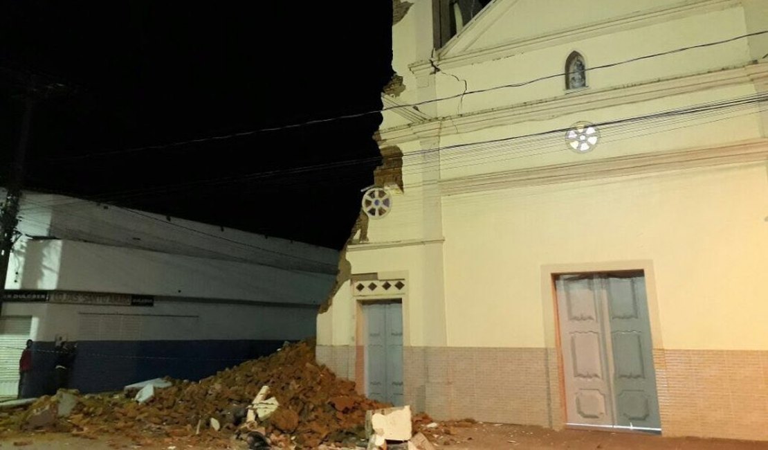 Defesa Civil vai demolir escombros da torre de igreja que desabou em Atalaia, AL