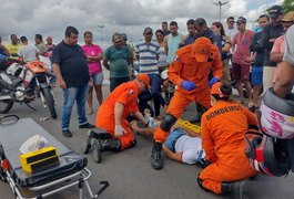 Após ser 'fechada' por carro, motociclista atinge veículo estacionado e fica ferida em Arapiraca
