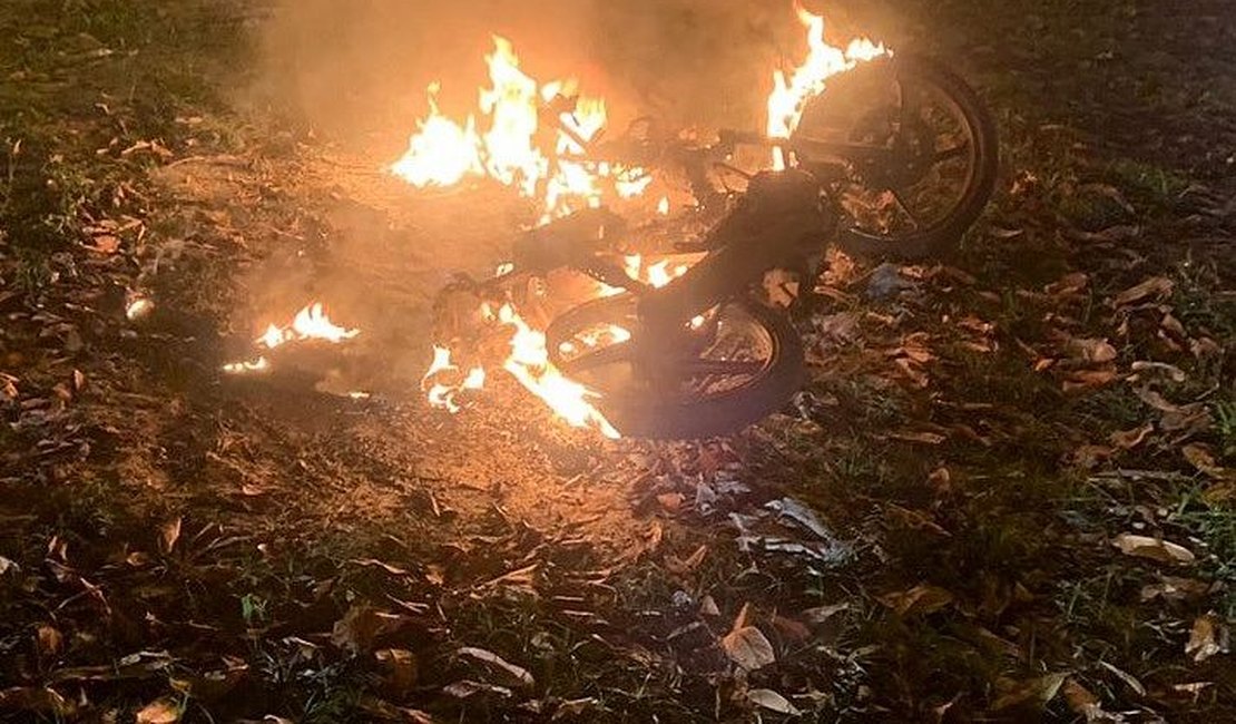 População espanca assaltante e ateia fogo na motocicleta dele após roubo em Maceió