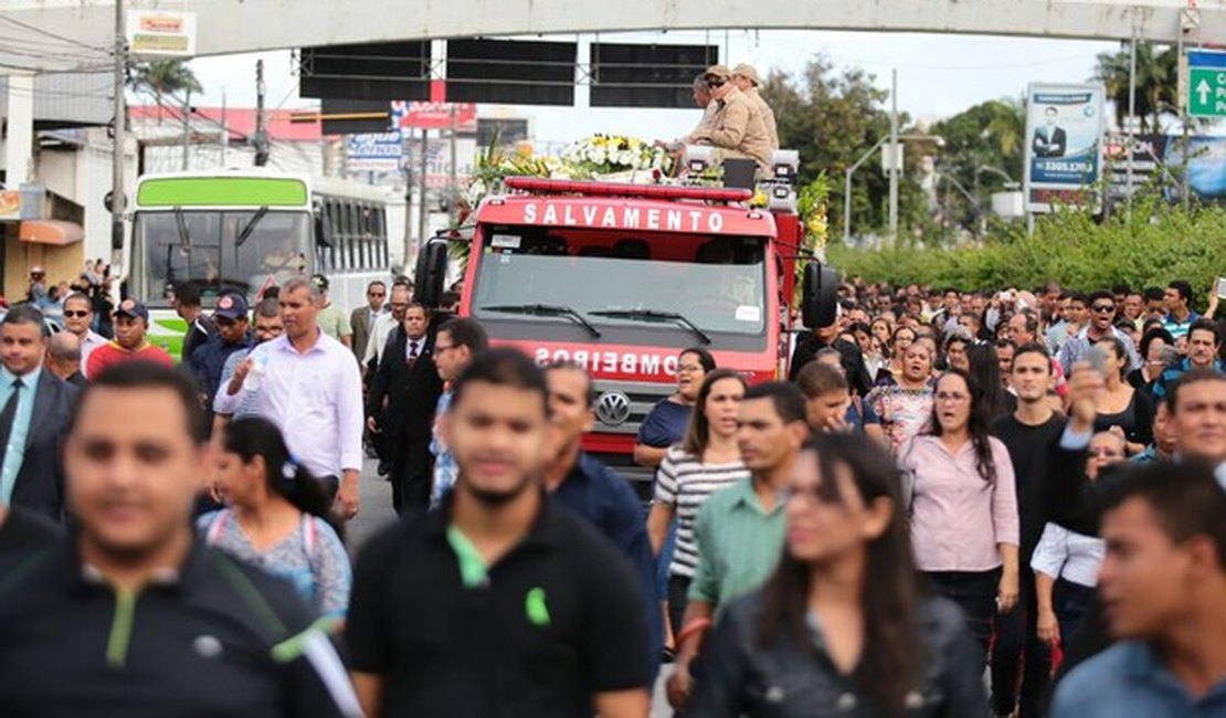 Milhares de fiéis se despedem do líder da igreja Assembleia de Deus em AL