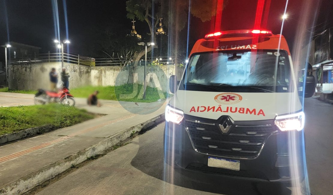 Dois homens que estavam em moto invadem calçada de praça e colidem contra poste no bairro Canafístula