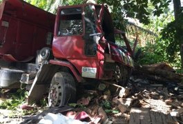 Condutor perde controle de caminhão, invade residência e criança fica gravemente ferida