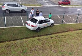 Duas pessoas ficam feridas após taxi capotar em Maceió