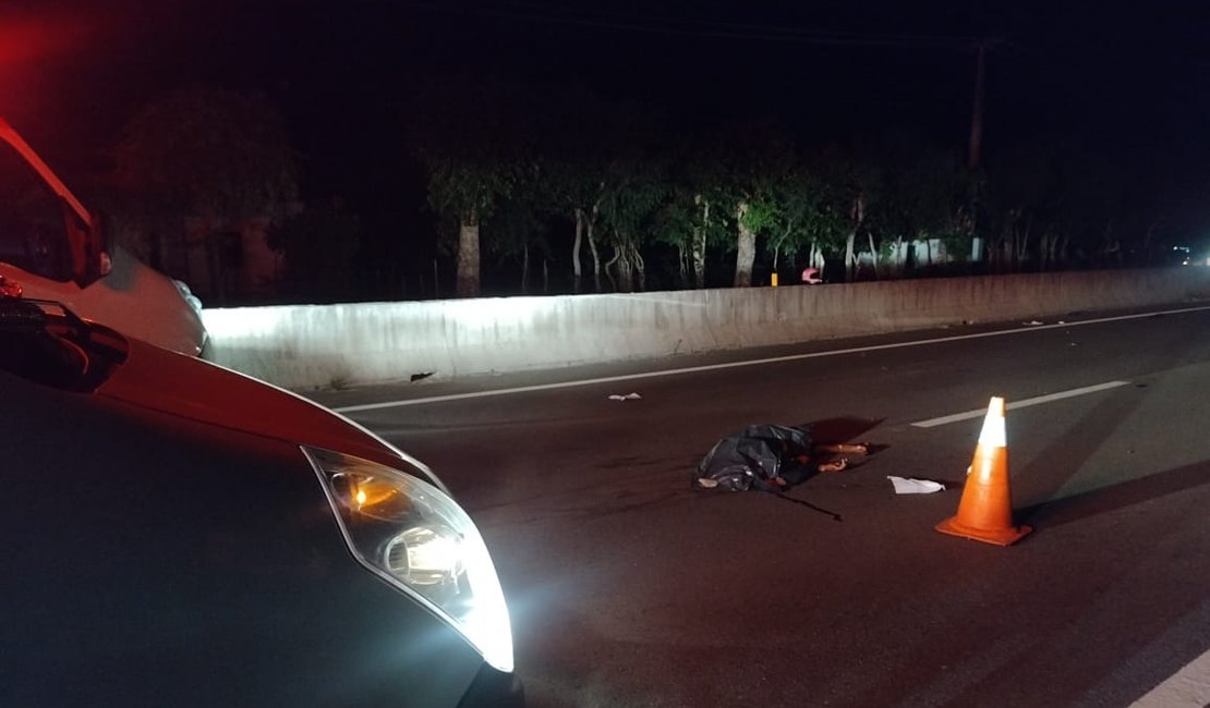 Pedestre morre após ser atropelado por carro de passeio e van, em Arapiraca