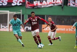 Falta intensidade, sobra criatividade: Vitinho tem “vai ou racha” no Flamengo