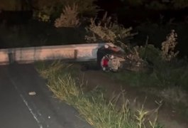 Grave colisão de moto em poste deixa homem morto na AL 145, no Sertão de Alagoas