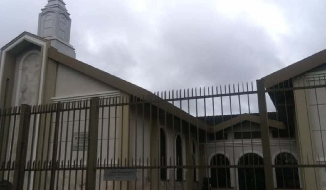 Homem invade igreja e esfaqueia fieis em Aparecida de Goiânia