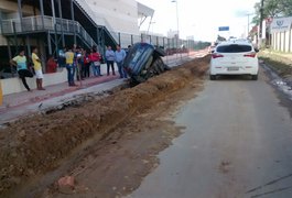 Condutor perde controle de veículo e cai em vala de obras próximo ao shopping de Arapiraca