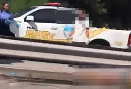 Moto colide contra mureta e passageira morre na AL-101 Sul; condutor ficou ferido