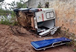 Ambulância capota e colide contra muro em estrada vicinal no município de Junqueiro