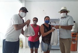 Famílias do bairro Senador Arnon de Melo recebem doações de alimentos para a Semana Santa