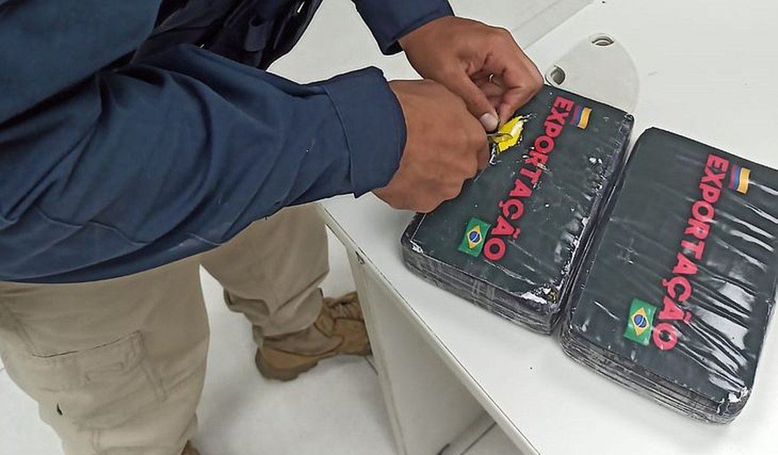 Suspeitos jogam mais de 2 quilos de cocaína pela janela de carro e fogem no interior de Alagoas